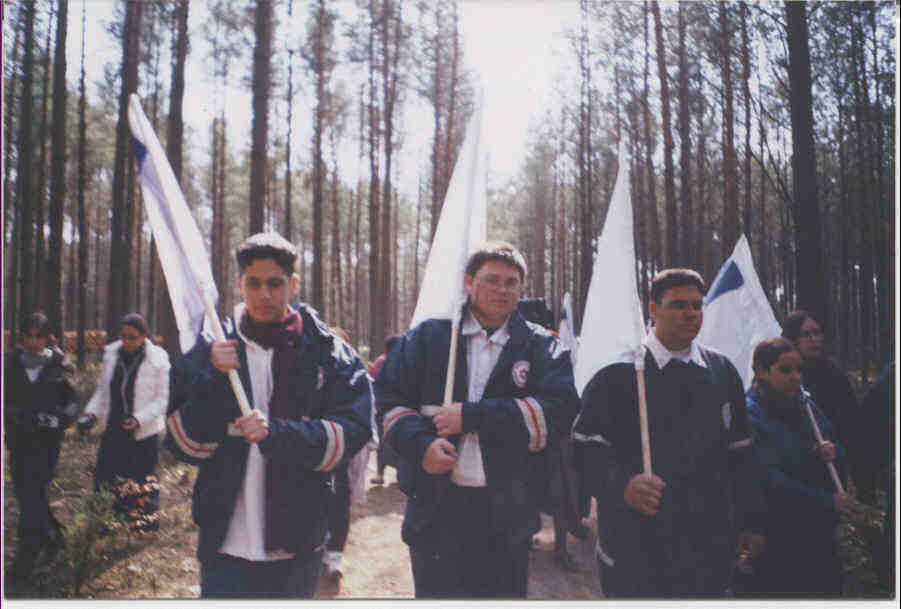 сС делегацией МАДА в лагерях смерти в Польше. Филипп(в центре) - с флагом МАДА 